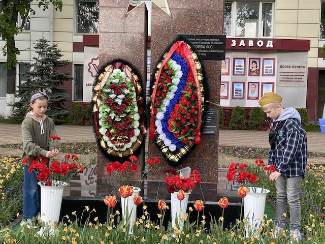 Возложения цветов к памятному знаку в честь майора Ф. С. Дзгоева.